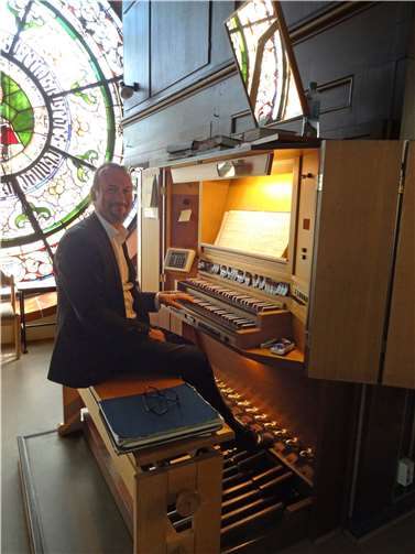 Matthias Grünert an der Orgel. Foto: lfkogo