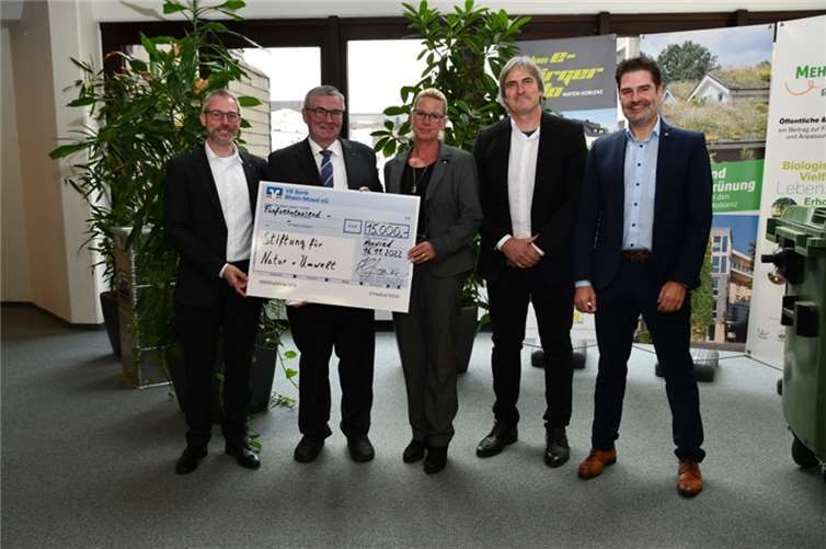 Matthias Herfurth (l.) und Dirk Wey (r.) bei der Spendenübergabe mit Landrat Dr. Alexander Saftig, Tanja Stromberg, Geschäftsstellenleiterin der Stiftung, und Biologe Jörg Hilgers.  Foto: Esch