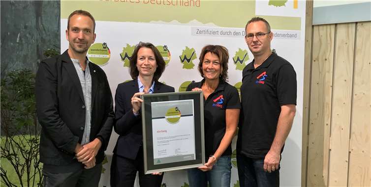 Matthias Irle (AhrSteig-Wegemanager), Cornelia Weigand (Bürgermeisterin VG Altenahr), Ulla Dismon (VG Altenahr) und Oliver Piel (Ahrtal-Tourismus) mit der Rezertifizierungsurkunde (v. l. n. r.). Foto: Ahrtal-Tourismus