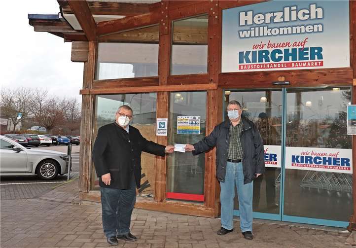 Matthias Kircher (li.) überreicht die Schecks coronakonform an Hanno Steindorf .Quelle: Stadt Selters