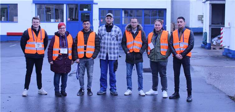 Matthias Kündgen (m.) informierte die Teilnehmer und Anleiter vom Projekt JuAHR über die Berufe in der Lackindustrie.Foto: privat