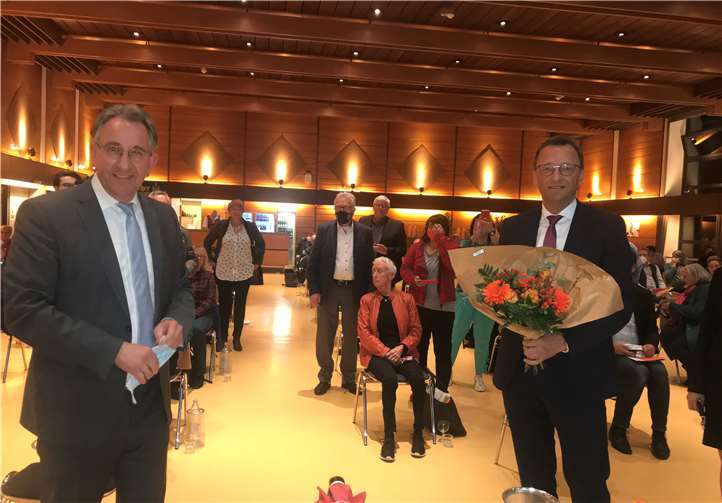 Matthias Lammert, Landtagsabgeordneter und Vorsitzender des CDU-Kreisverbands Rhein-Lahn, gratuliert seinem Parteifreund zum überragenden Wahlergebnis. Foto: privat