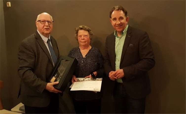 Matthias Lammert und Franz Lehmler gratulierten Renate Gilles für ihre 25-jährige Mitgliedschaft in der CDU und ehrten sie für ihre Treue und standhafte Mitgliedschaft. Foto: CDU Nievern