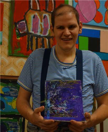 Matthias Landvogt mit dem fertigen Kalender. Foto: Kloster Ebernach