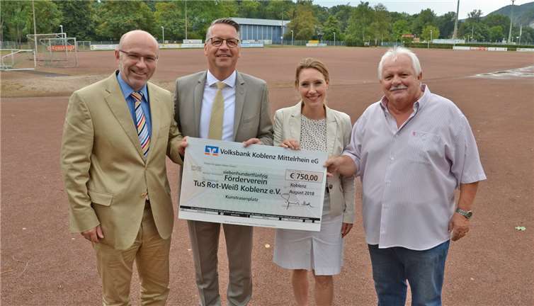 Matthias Letschert (1. Vorsitzender Förderverein), Stephan Breser (Vorstand Volksbank Koblenz Mittelrhein eG), Judith Sauerborn (Marketingleiterin Volksbank Koblenz Mittelrhein eG) und Wolfgang Brausch (2. Vorsitzender Förderverein).Koblenz