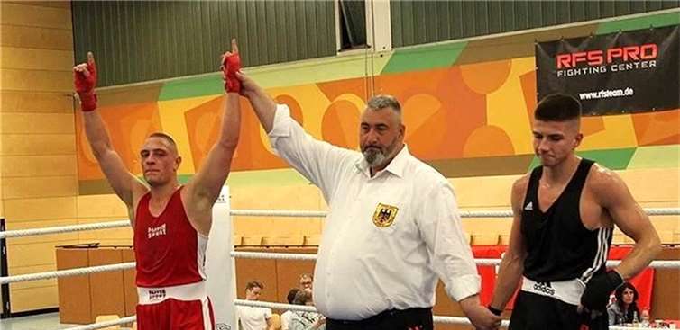 Matthias Lohner freut sich über seinen Sieg.  privat