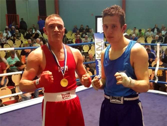 Matthias Lohner (rotes Trikot) mit seinem Gegner Mustafa Kurt vom BC Deusen Dam.Privat