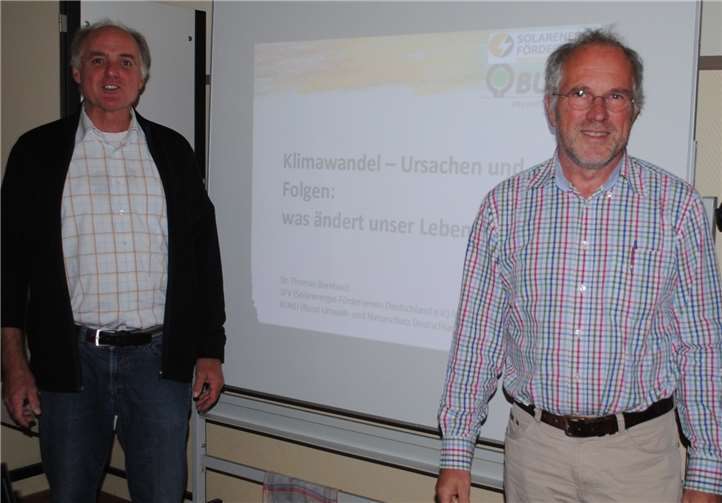 Matthias Metzmacher (li.) hatte den Umweltexperten Thomas Bernhard nach Lahnstein eingeladen, um über den Klimawandel und seine Folgen zu referieren und zu diskutieren.privat