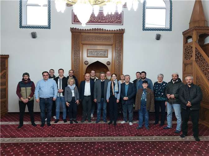 Matthias Müller, Ortsbürgermeister, und Sonja Bräuer, Landratskandidatin (beide Mitte), rechts neben ihnen Fikret Akin, Vorsitzender, links neben ihnen Zafer Akin, Zweiter Vorsitzender. Quelle: Team Sonja Bräuer