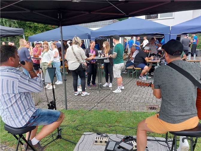 Matthias Münch und Christoph Einig heizten den vielen Besucherinnen und Besuchern des Saisonauftakts der SV-Senioren gehörig ein.
