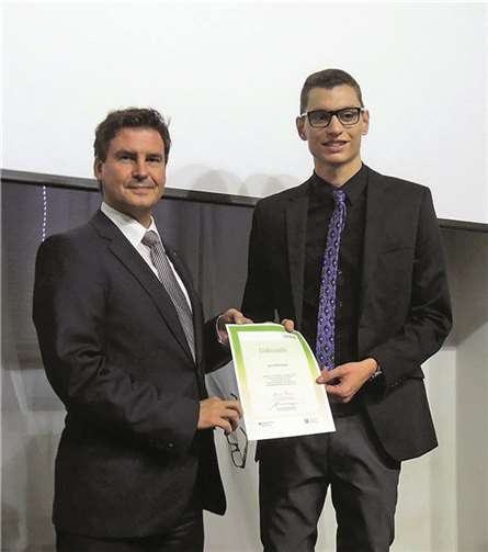 Matthias Nester gratulierte Jan Diefenbach zu seinem zweiten Deutschlandstipendium.