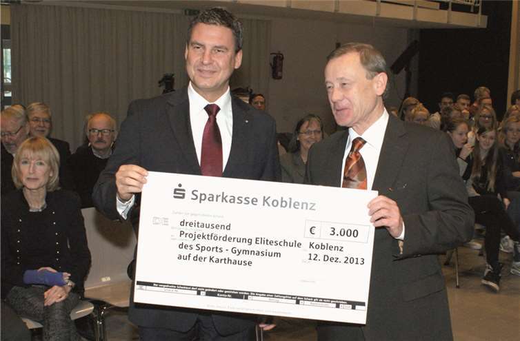 Matthias Nester (links) überreichte symbolisch einen Scheck an den Schulleiter des Gymnasiums, Erik Babucke.privat