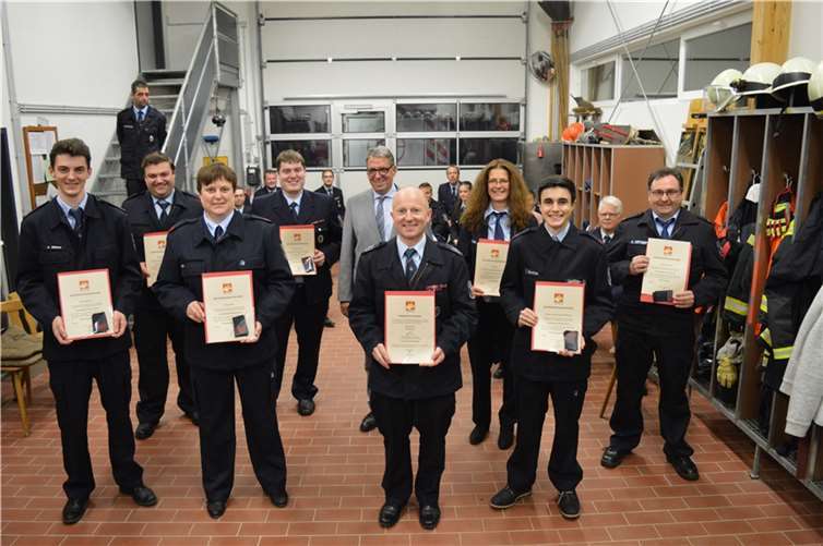 Matthias Noll (Bildmitte, vorne) bleibt für weitere zehn Jahre Wehrführer in Heilberscheid. Er freut sich auf seine zweite Amtszeit und die zahlreichen Beförderungen, die für seine Kameradinnen und Kameraden ausgesprochen wurden.Fotos: VG Montabaur / Ingrid Ferdinand