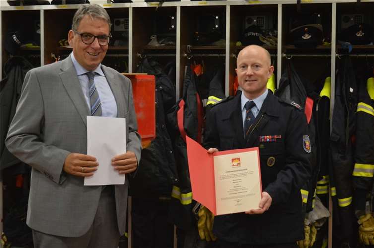 Matthias Noll wurde einstimmig zum Wehrführer gewählt. Andree Stein überreichte ihm die Urkunde für seine zweite Amtszeit.