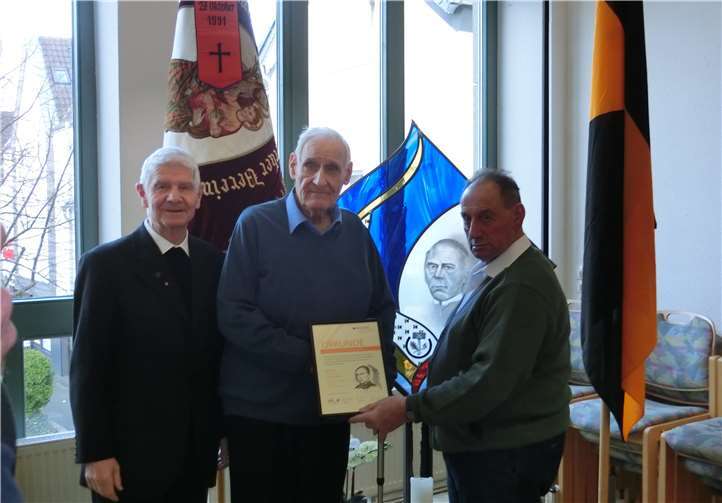 Matthias Pohl (Mitte) erhielt die Ehrenurkunde vom Vorsitzenden Christian Esser (rechts) und von Pater Bruno Kremsler.privat