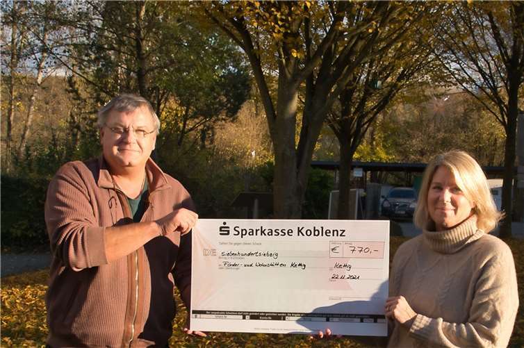 Matthias Rappenecker überreichte die Spende auch im Namen all seiner ehrenamtlichen Mitstreiter an die Geschäftsführerin der Förder- und Wohnstätten gGmbH (FWS), Iris Schubert.Foto: privat