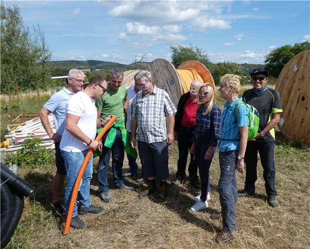 Matthias Reif, Martin Dötsch, Peter Roth, Josef Steiner, Hans Ramscheid, Alexandra Dötsch, Petra Steiner und Bernhard Merkenich lassen sich die Rohrtechnik von Thomas Sisterhenn erläutern.