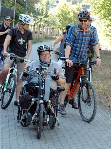 Tourismus für Alle Matthias Rösch prüfte den Weg mit einem E-Handbike.
