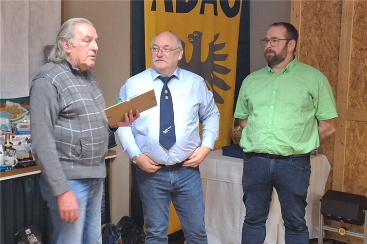 Matthias Schmitt (li.) wurde von Dieter Reck und Andreas Schaden für seine 50-jährige Vereinstreue belohnt. Fotos: SFK Ulmen