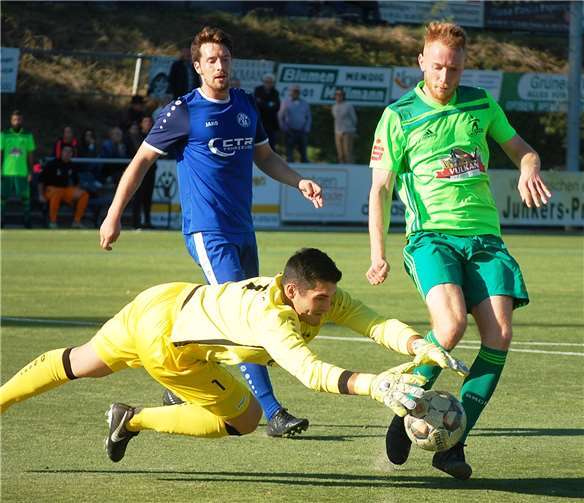 Matthias Strahl (rechts) traf gegen SV Mehring (hinten Jon Becker) zweimal das Aluminium. Hier nimmt ihm SV-Schlussmann Philipp Basquit im letzten Moment den Ball vom Fuß.