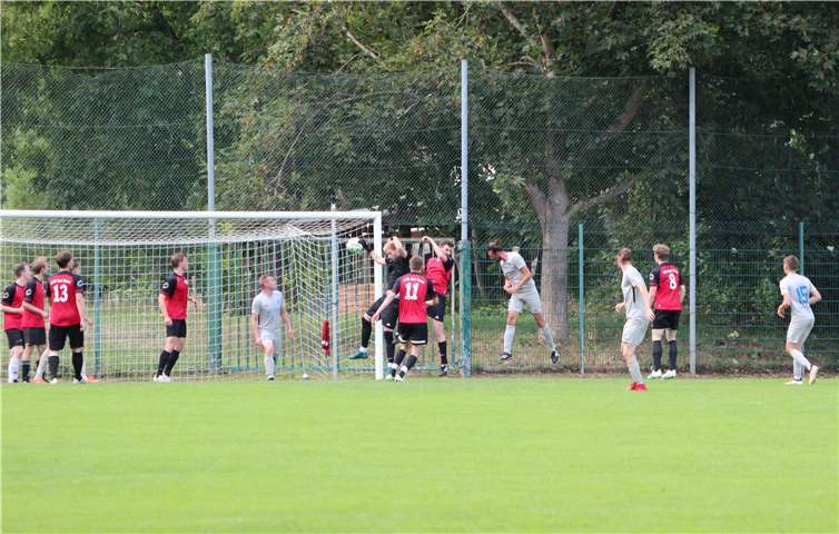 Matthias Tempel mit zwei Toren und einem Assist - hier köpft er das 3:0.Quelle: SG Bachem/Walporzheim
