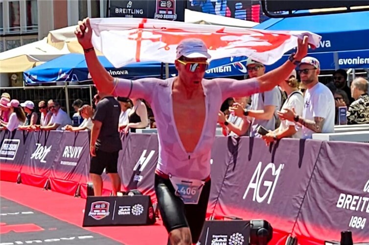 Matthias Welther überquert die Ziellinie beim Ironman Frankfurt