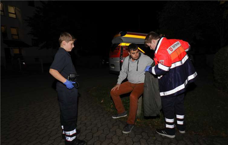 Matthias (l.) und Peter (r.) sorgen dafür, dass der Patient (Darsteller Dennis Paulig) wieder seine Jacke anzieht.Fotos: CEW
