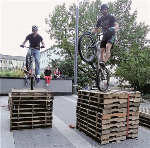 Matthias und Gabriel zeigten, was Fahrrad-Trial ist.