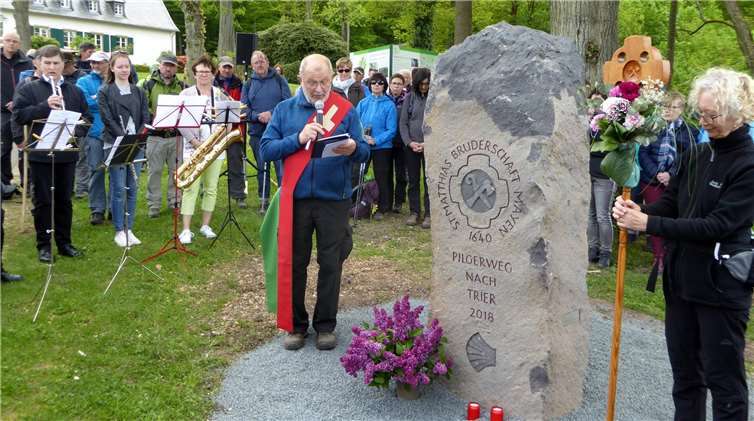Matthias- und Jakobspilger Diakon Wolfgang Dröschelsegnet in Trier-Quint den 11. Matthias-Pilgerstein ein. Fotos: PRESS