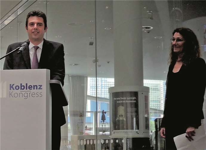 Matthias von der Bank führte zusammen mit seiner Ko-Kuratorin Ulrike Wirtler in die Ausstellung ein.