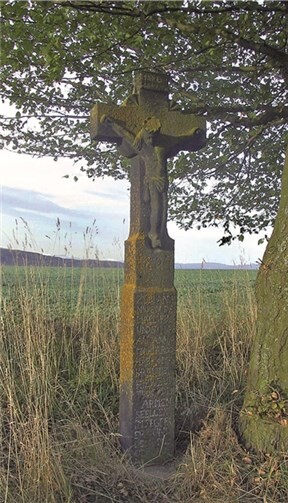 Matthiaskreuz auf Westumer Gebiet am Weg zum Beuler Hof.