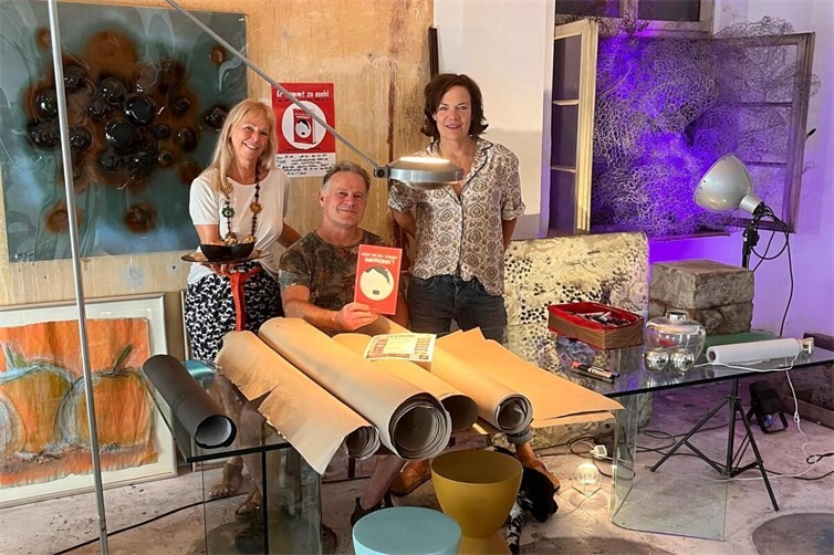Matti Schönenbrücher, Timm Koch und Martine Seibert-Rake (v.l.n.r) im Unkeler Atelier der Künstlerin.