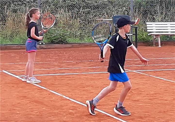 Mattis Wagner konnte sein Einzel gegen den VfR Karthause gewinnen. Das Doppel mit Julia Weber wurde trotz einer starken Teamleistung aber verloren. Foto: Gerd Stoffel