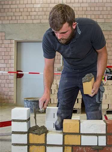 Maurer Manuel Rötter aus Greimersburg, beschäftigt bei Juchem GmbH Hoch & Tiefbau aus Kaisersesch.