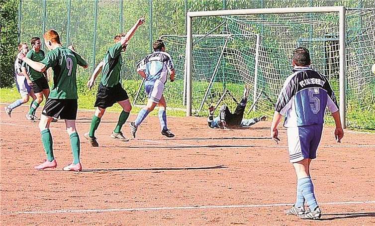 Maurice Seibeld (Mitte) sorgt mit dem 3:1 für eine Vorentscheidung. Eduard Brust
