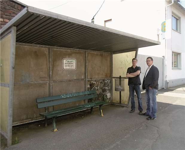 Mauritius Stichnote (li.) und Udo Müller ( beide WGR) an der Bushaltestelle Unkelbach-Mitte. privat
