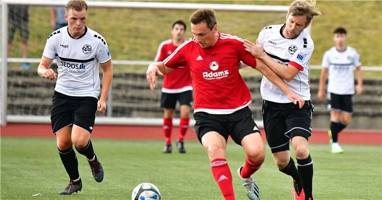 Max Blohm (l.) und Jörn Kreuzberg gewannen mit der U23 des Ahrweiler BC das vierte von bisher vier Testspielen. Foto: Wolfgang Schade