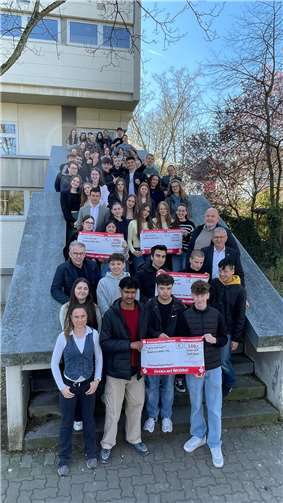 Max Blum (Die UnternehmerMacher); Daniel Karst (Karst-IT); Christian Heller (Geysir Andernach); Sascha Unruh (Kreissparkasse Mayen); Martin Neudecker (IHK Koblenz) und Peggy Kücken (SHD) überreichen den Siegergruppen die Preisgelder. Foto: Lukas Schmitz