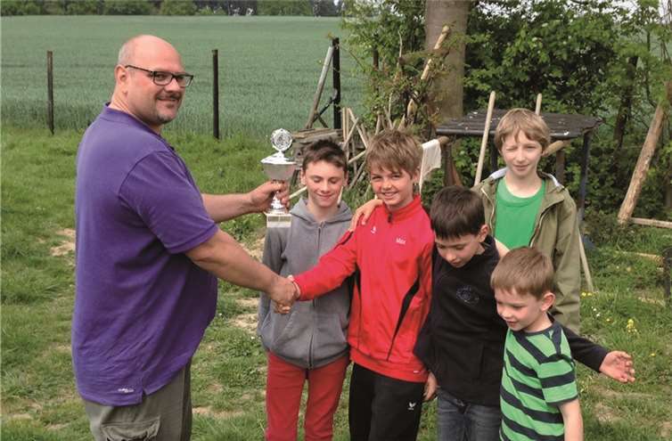 Max Böhnert verbuchte den besten Fang und erhielt stolz seinen Pokal aus den Händen von Kolja Kreder.