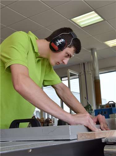 Max Busch aus Hatzenport siegte im Leistungswettbewerb der Tischler auf Landesebene.HwK Koblenz