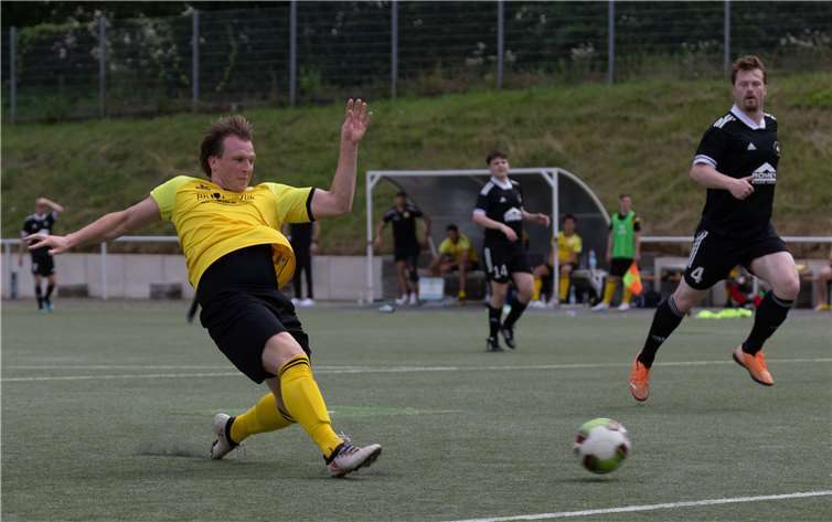 Max Eisenhut schiebt den Ball zur 2:0-Führung ein. Foto: Maike Thun