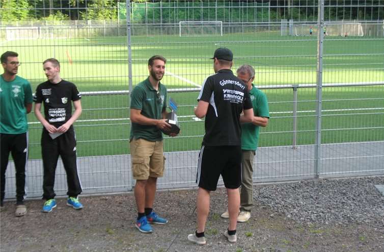 Max Franzen (Sponsor, 3.v.l.) überreichte den Wanderpokal an denSpielführer des FC Gönnersdorf, dem Titelverteidiger und Sieger des Turnieres. Der Preis für den 3. Platz wurde an den Spielführer des TuS Fortuna Kottenheim (l.) und der 2. an den Spielführer des SV Rheinland Mayen (2.v.l.) überreicht.