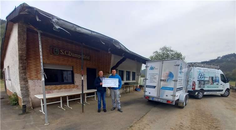 Max Gymnich überreicht dem Kassierer des SC Dümpelfeld, Berthold Schmitten, einen Spendenscheck.  Foto: Udo Stratmann