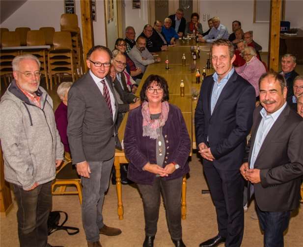 Max Mumm (2. v. r.), umrahmt vom Vorstand der SPD Maifeld und Andernachs Oberbürgermeister Achim Hütten (2. v. l.).