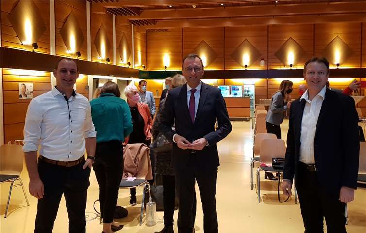Max Nikenich (li.) und Horst Hohn (re.) gratulierten dem Bundestagsabgeordneten Josef Oster zu seiner einstimmigen Wahl als Kandidat für die Bundestagswahl 2021.Quelle: CDU-Stadtverband Mülheim-Kärlich