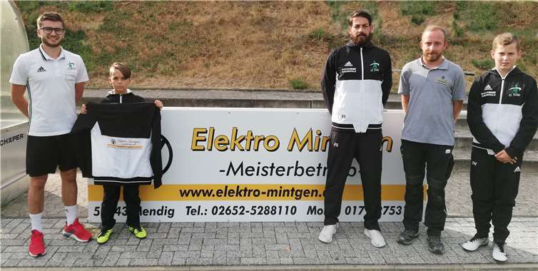 Max Sch lich mit den Neuzugängen vor der frisch installierten Bandenwerbung (v. l. Max Schlich, Luca Biesinger, Florian Schlich, Christian Mintgen, Jonah Wicha). privat