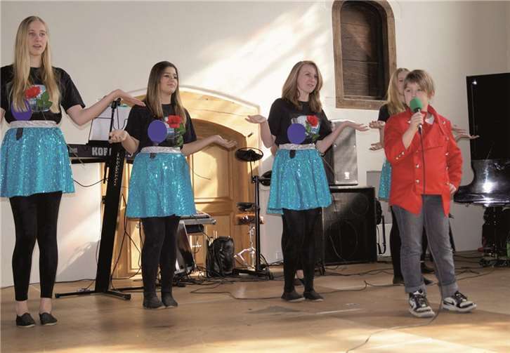 Max Schade sang sich mit seinen Tänzerinnen in die Herzen der Frauen.