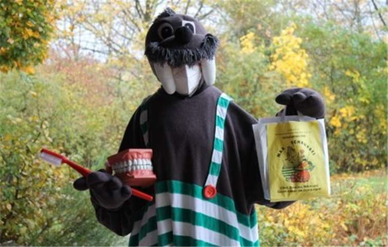 Max Schrubbel bringt Info-Päckchen in die Kindertagesstätten. Foto: LAGZ Rheinland-Pfalz e.V.