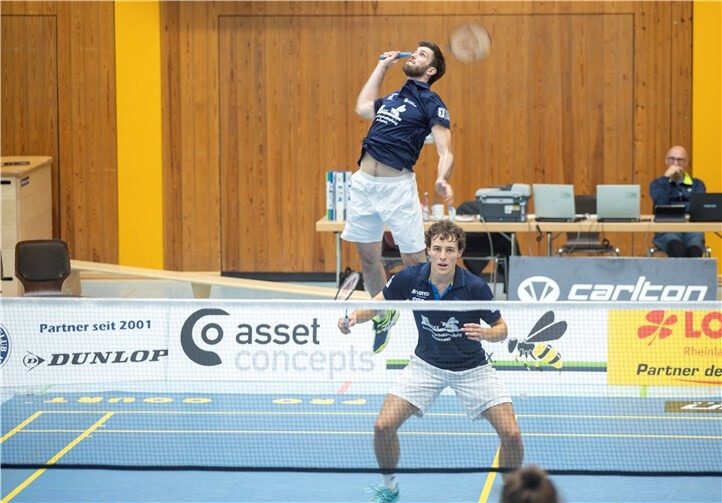 Max Stage bei einem kraftvollen „Jump-Smash“ und im Vordergrund Thilo Mund, die zusammen im 1. Männerdoppel überzeugten. Fotos: Anka Flossdorf/BC Remagen