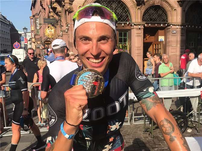 Max Stubbe mit der hochverdienten Finishermedaille im Ziel nach der Hitzeschlacht von Frankfurt.